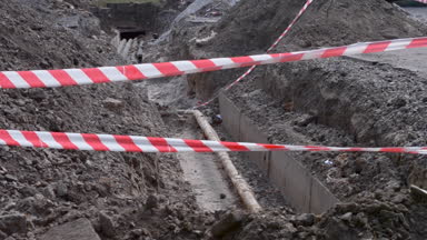 Koruyucu kırmızı beyaz kurdele veya teyp
