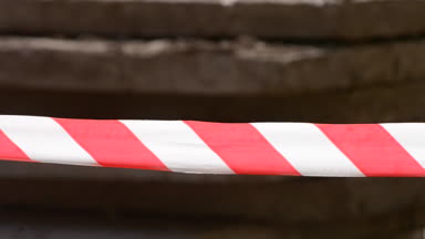 Koruyucu kırmızı beyaz kurdele veya teyp