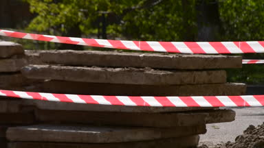 Koruyucu kırmızı beyaz kurdele veya teyp