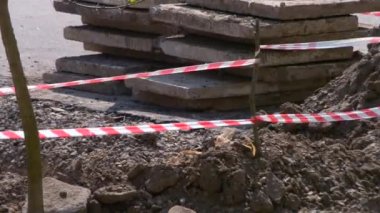 Koruyucu kırmızı beyaz kurdele veya teyp