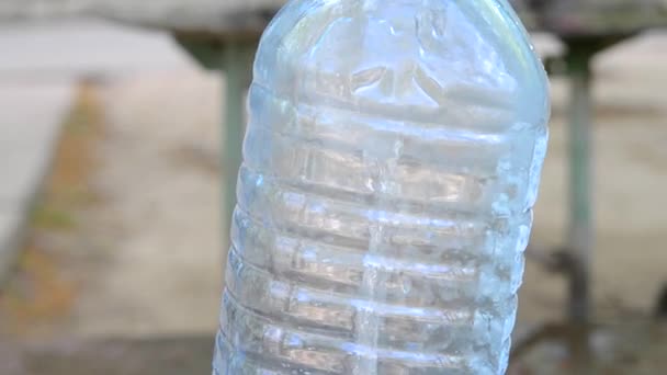 Pour water into a plastic bottle — Stock Video