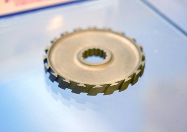 Metal 3d yazıcıya yakın çekimde yazdırılan nesne.