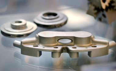 Metal 3d yazıcıya yakın çekimde yazdırılan nesne.