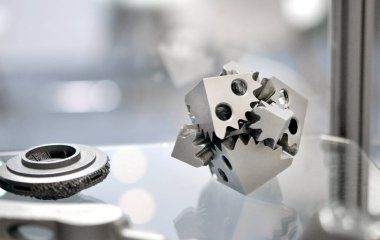 Metal 3d yazıcıya yakın çekimde yazdırılan nesne.