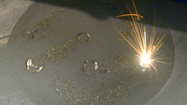 Metal için lazer sinterlama makinesi. Metal yazdıran 3B yazıcı.