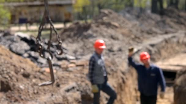 Onscherpe achtergrond. Werknemers op de bouwplaats — Stockvideo