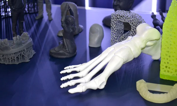 Prototipo bianco dello scheletro del piede umano stampato su stampante 3d su superficie scura — Foto Stock
