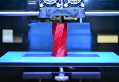 3D yazıcı çalışır ve sıcak erimiş plastikten bir nesne oluşturur