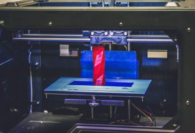 3D yazıcı çalışır ve sıcak erimiş plastikten bir nesne oluşturur