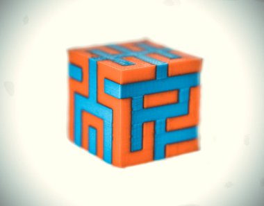 Beyaz arkaplanda izole edilmiş 3d yazıcı tarafından basılan nesneler.