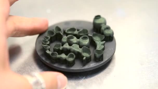 Tandheelkundige kronen afgedrukt op metaal 3d printer laser sintering machine — Stockvideo