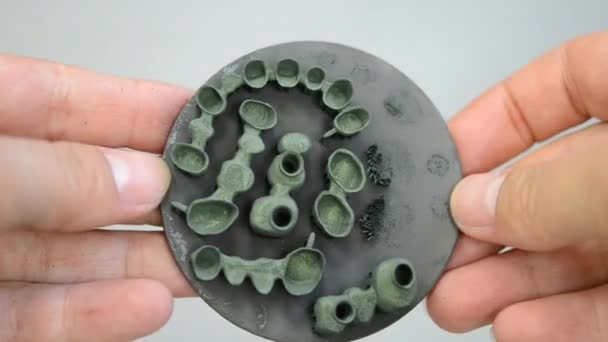 Стоматологические коронки, напечатанные на металлическом 3D принтере — стоковое видео