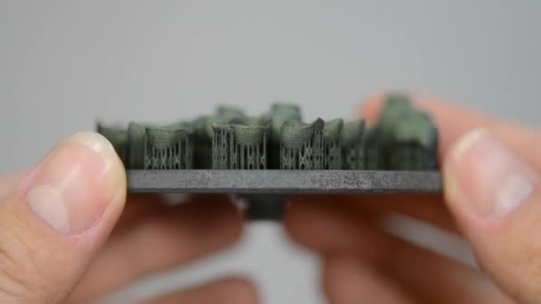 Coronas dentales impresas en la máquina de sinterización láser de impresora 3D de metal — Vídeo de stock