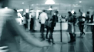 Bulanık arka plan. İnsanlar beyaz salonda tezgahın arkasında duruyorlar..