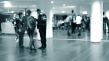 Bulanık arka plan. İnsanlar beyaz salonda tezgahın arkasında duruyorlar..