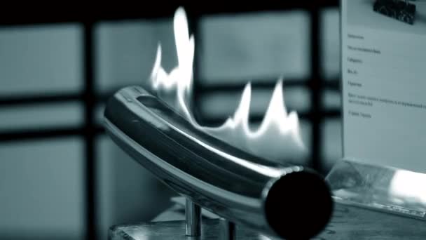 En Biofireplace bränner på etanol gas. — Stockvideo