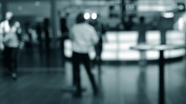 Bulanık arka plan. İnsanlar beyaz salonda tezgahın arkasında duruyorlar..