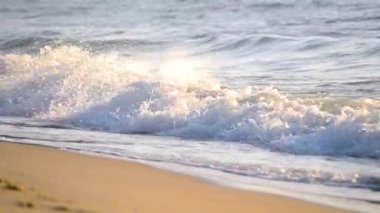 Sarı kum ve berrak deniz okyanus sahilleri sabah.