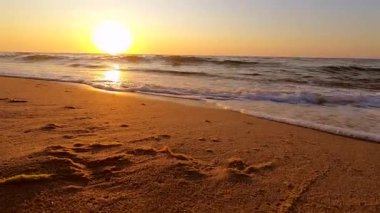 Deniz okyanusunda gün batımı şafağı. Su ve dalgalar deniz manzarası
