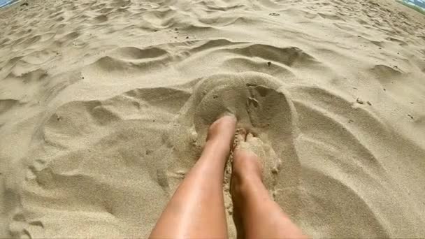 Dos piernas de una mujer caucásica disfrutando de arena blanca en una playa de arena — Vídeo de stock
