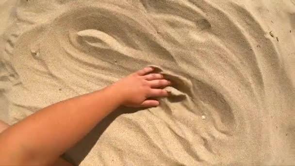 Ruční pohyb na písku, pohled shora. — Stock video