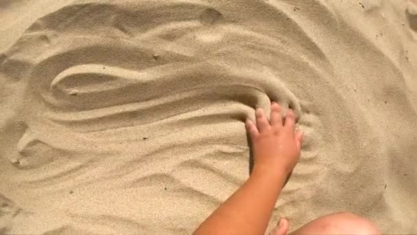 Movimento della mano sulla superficie della sabbia, vista dall'alto . — Video Stock