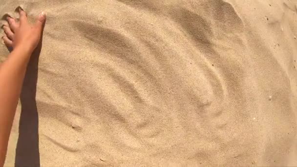Movimiento de la mano en la superficie de la arena, vista superior . — Vídeo de stock