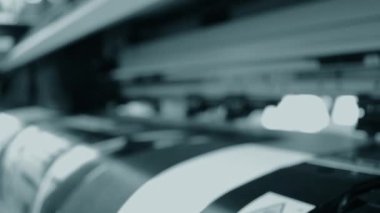 Bulanık arka plan. Büyük biçim yazıcısı yakın çekimde çalışır.