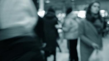 Alışveriş merkezinde bir sürü insan var. Bulanık Soyut Arkaplan.