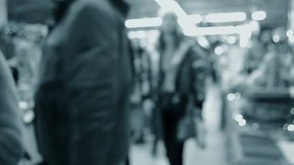 Mucha gente en el centro comercial. Fondo abstracto borroso. Vista borrosa — Vídeo de stock