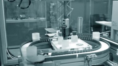 Endüstriyel bir fabrikada robot. Otomatik robot kolu