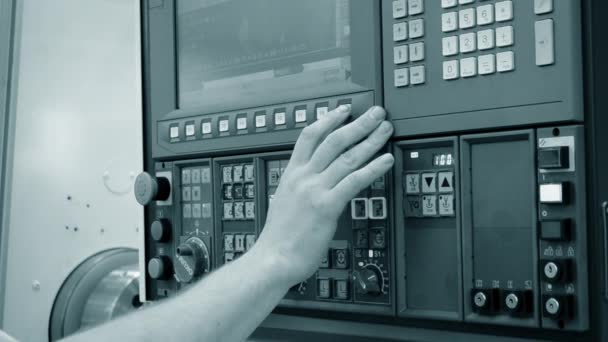 Üretim makinesinin kontrol panelinin arkasında çalışan kişi — Stok video