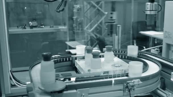 Endüstriyel bir fabrikada robot. Otomatik robot kolu — Stok video