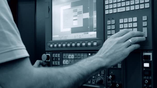 Üretim makinesinin kontrol panelinin arkasında çalışan kişi — Stok video