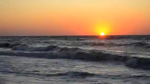 Solnedgång gryning vid havet. Vatten och vågor hav landskap — Stockvideo