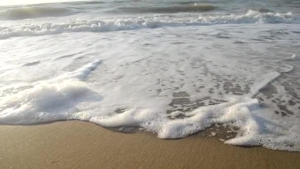 Vízfelület óceán hullám fehér hab közelkép homokos strandon. — Stock videók