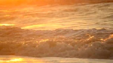 Deniz okyanusunda gün batımı şafağı. Su ve dalgalar deniz manzarası