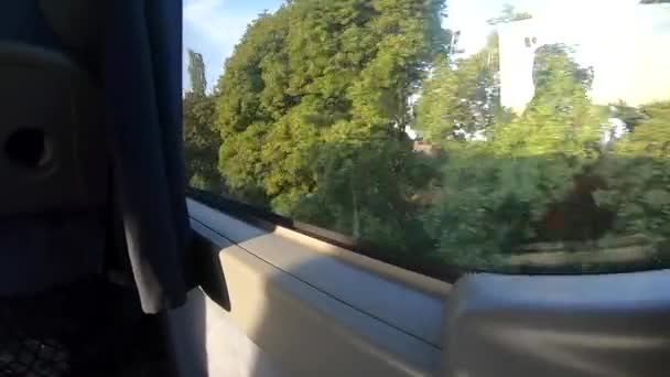 Fönstervy över en buss i rörelse — Stockvideo