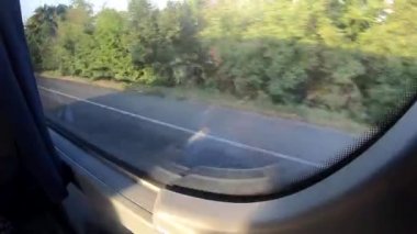 Hareket eden bir otobüsün pencere görünümü