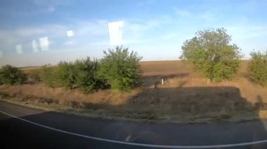 Hareket eden bir otobüsün pencere görünümü