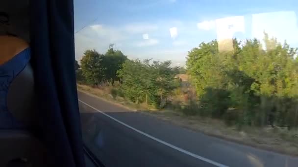 Fönstervy över en buss i rörelse — Stockvideo