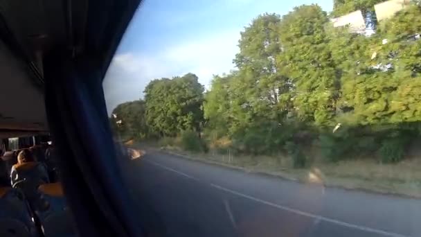 Fönstervy över en buss i rörelse — Stockvideo