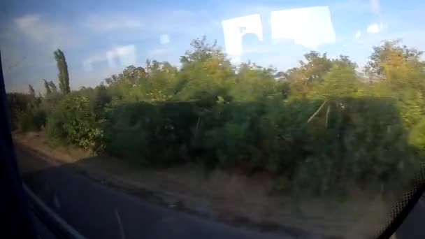Вид из окна на движущийся автобус — стоковое видео
