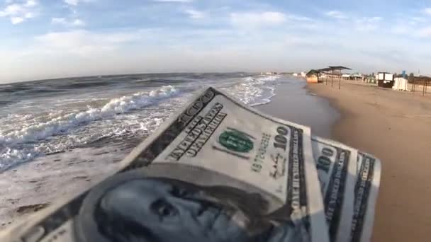 Chica sosteniendo una cuenta de dinero de 300 dólares en el fondo del mar — Vídeo de stock