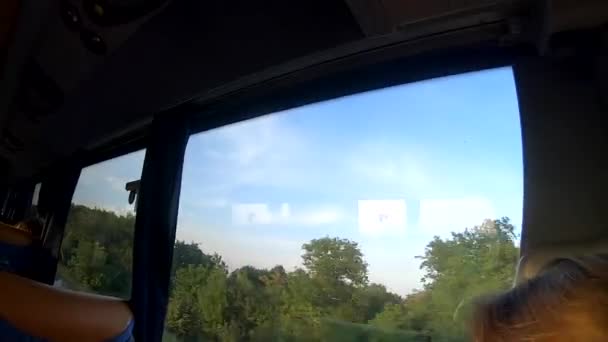 Ventana vista de un autobús en movimiento — Vídeo de stock