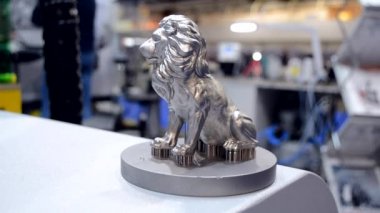 Metal 3d yazıcıya yakın çekimde yazdırılan nesne.
