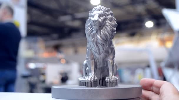 Voorwerp gedrukt op metalen 3D printer close-up. — Stockvideo