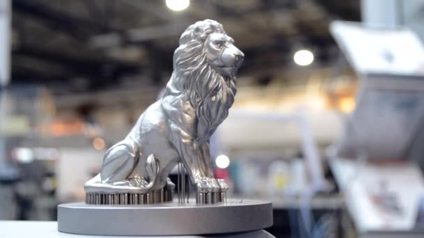 Voorwerp gedrukt op metalen 3D printer close-up. — Stockvideo