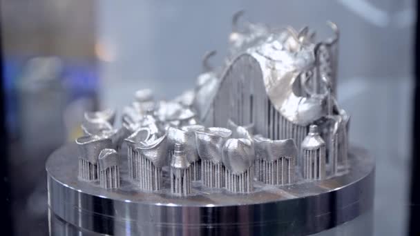 Voorwerp gedrukt op metalen 3D printer close-up. — Stockvideo