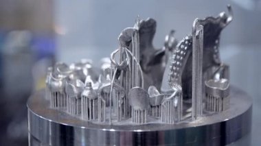 Metal 3d yazıcıya yakın çekimde yazdırılan nesne.